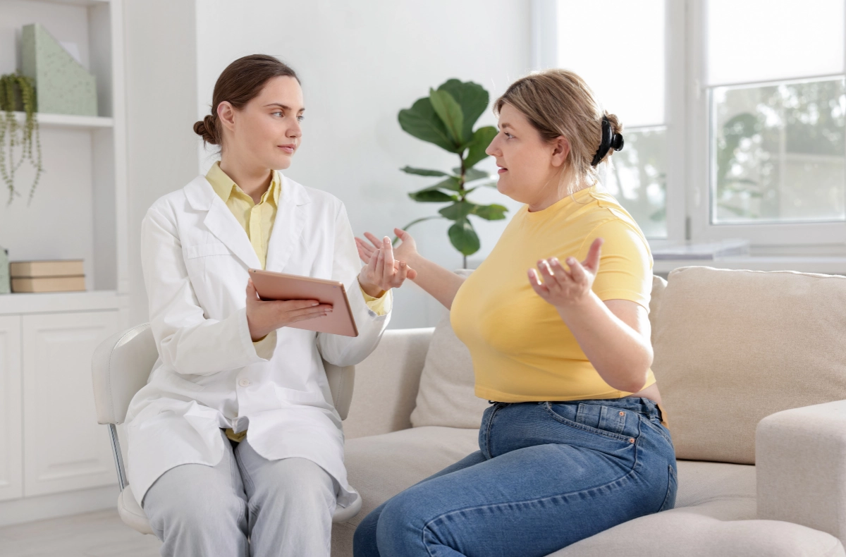 Doctor consults patient at weight loss clinic Houston, offering personalized care in a modern, supportive setting.
